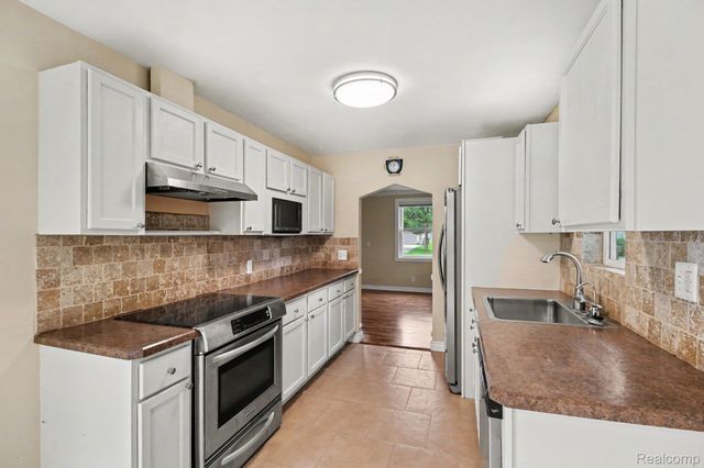2566 Lee Avenue, Shelby Charter Township, MI 48317