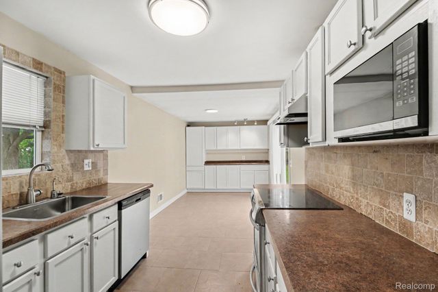 2566 Lee Avenue, Shelby Charter Township, MI 48317
