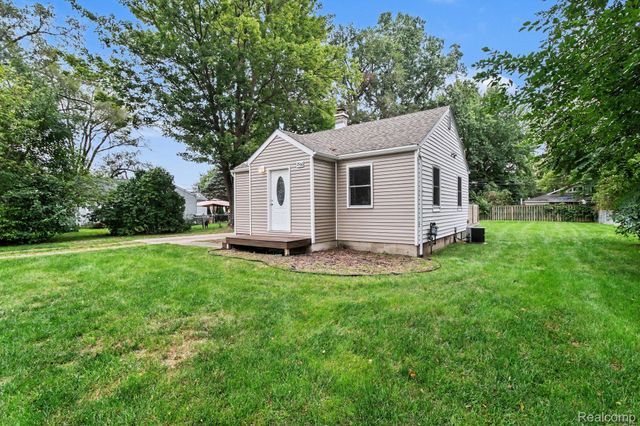 2566 Lee Avenue, Shelby Charter Township, MI 48317