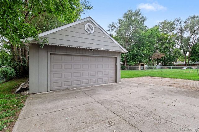 2566 Lee Avenue, Shelby Charter Township, MI 48317