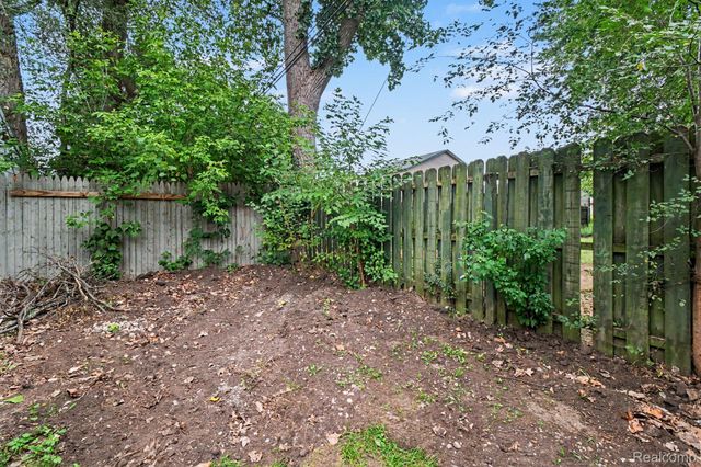 2566 Lee Avenue, Shelby Charter Township, MI 48317