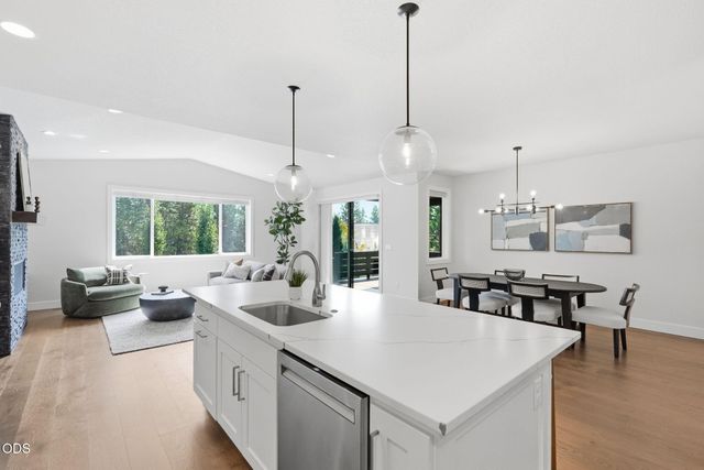 2621 NW Sky Vista Court, Bend, OR 97703
