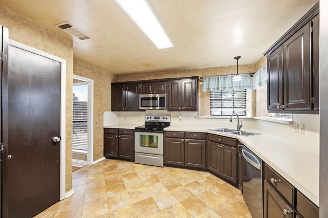 2060 Arbor Creek Drive B, Carrollton, TX 75010
