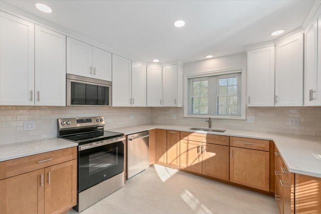 24 Oak Ridge Road, Sandown, NH 03873