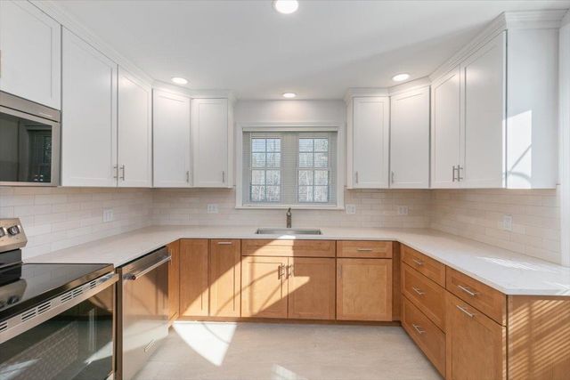 24 Oak Ridge Road, Sandown, NH 03873