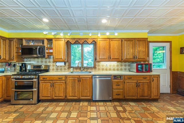 115 Hampshire Hill Road, Upper Saddle River, NJ 07458