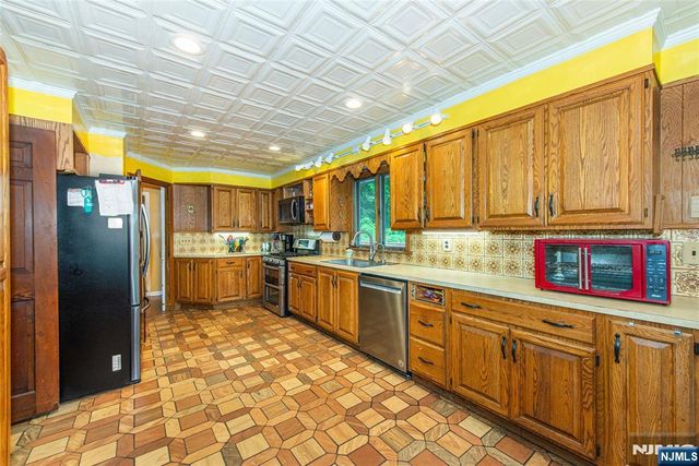 115 Hampshire Hill Road, Upper Saddle River, NJ 07458