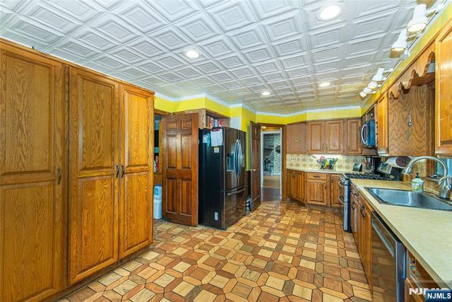 115 Hampshire Hill Road, Upper Saddle River, NJ 07458