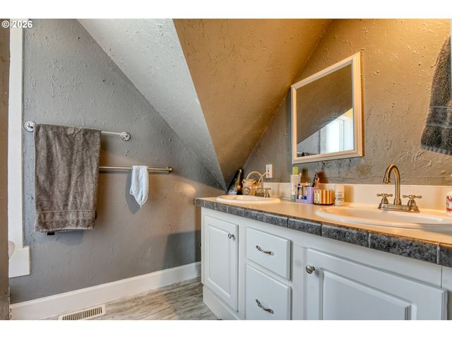 417 Nw 4TH St, Pendleton, OR 97801
