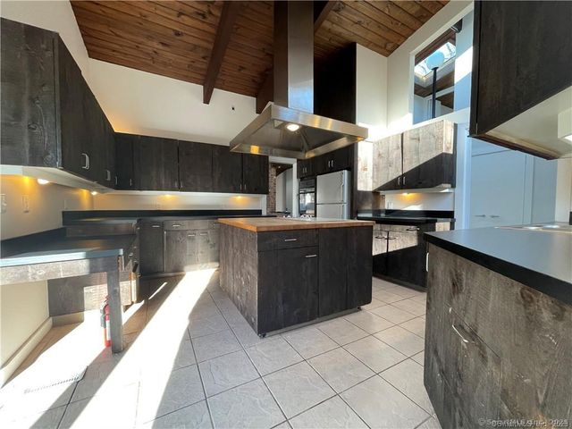 860 Oakwood Road, Orange, CT 06477