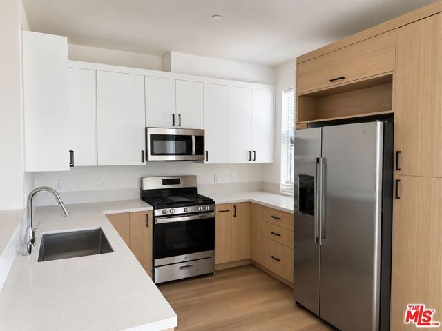 3688 Fredonia Drive, Los Angeles, CA 90068
