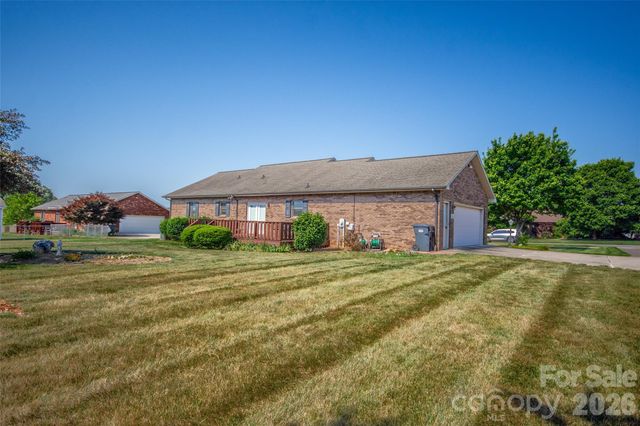 151 Meadow Oaks Drive, Statesville, NC 28625