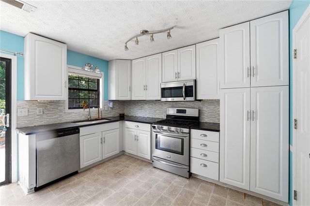 5548 Elderberry Lane, Flowery Branch, GA 30542