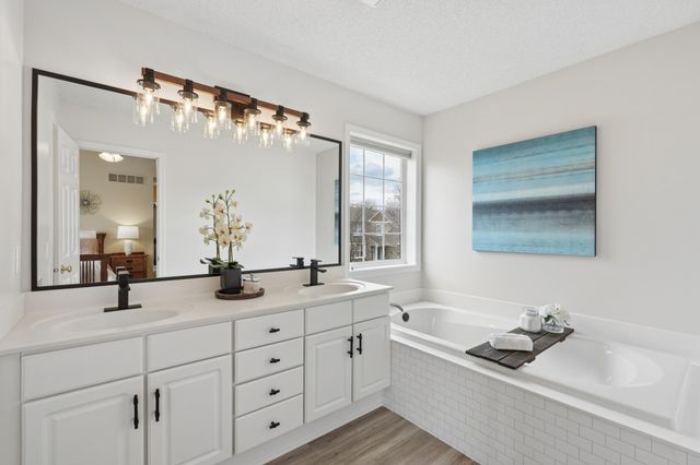 955 Lake Ridge, Woodbury, MN 55129