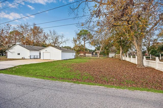 11910 11th Street, Santa Fe, TX 77510