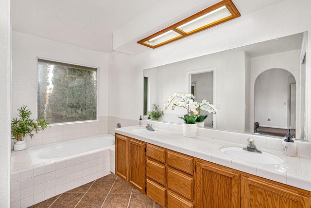 909 Neal St, Los Banos, CA 93635