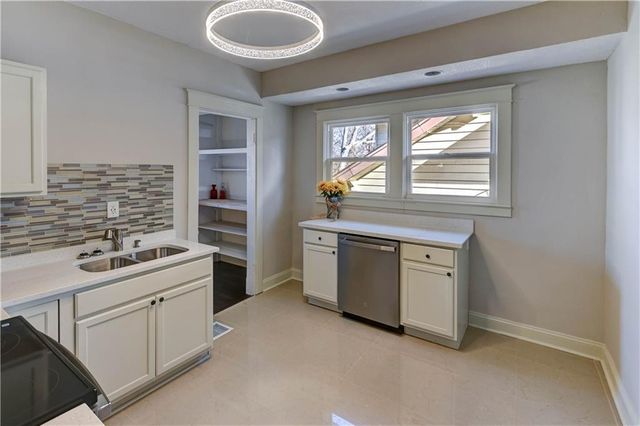 1326 Lake Avenue, Kansas City, MO 64109