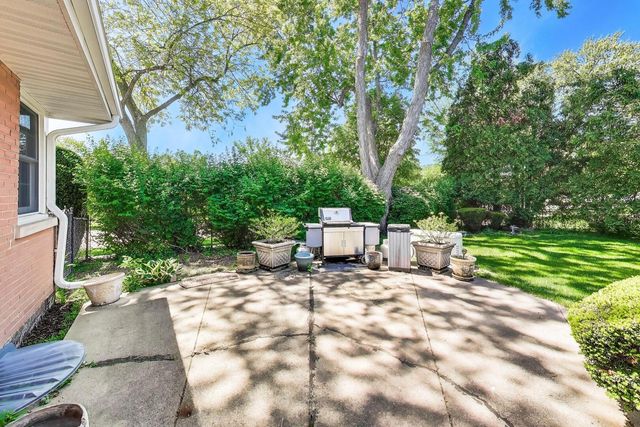 610 S Nawata Avenue, Mount Prospect, IL 60056