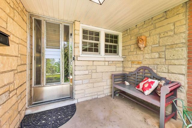 610 S Nawata Avenue, Mount Prospect, IL 60056