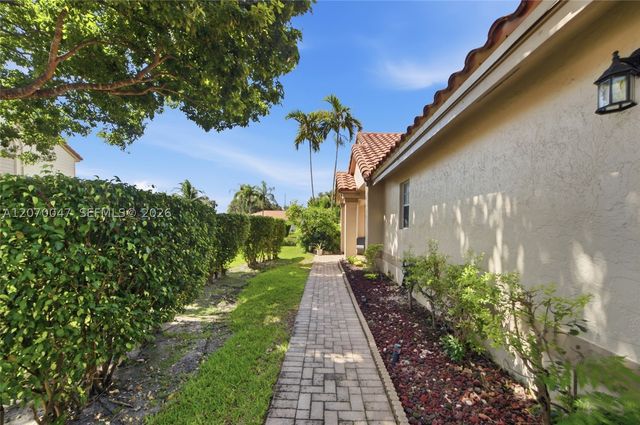10852 Cypress Glen Dr, Coral Springs, FL 33071