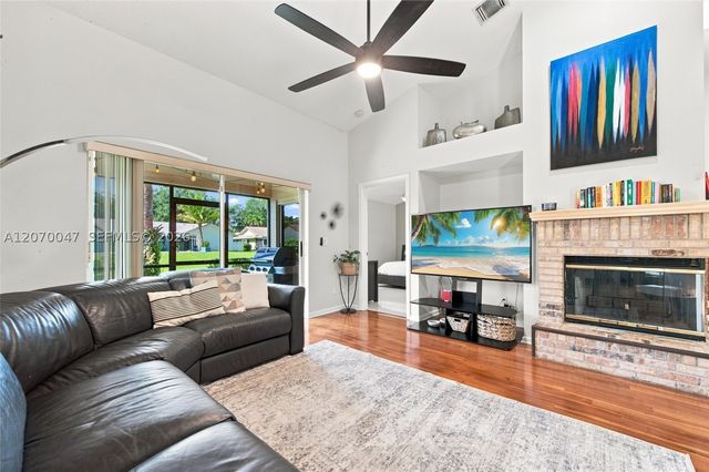 10852 Cypress Glen Dr, Coral Springs, FL 33071