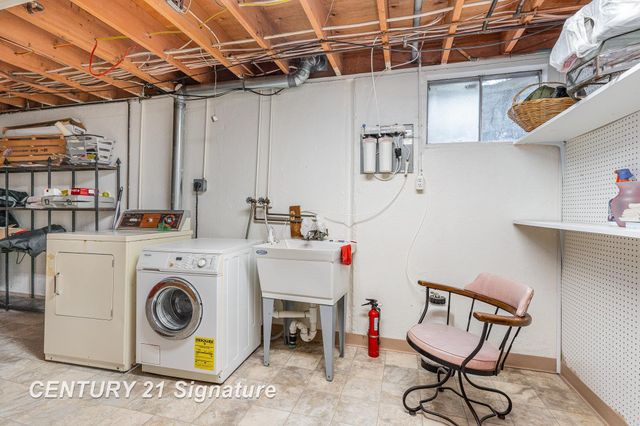 211 Holbrook Lane, Saginaw Twp, MI 48638