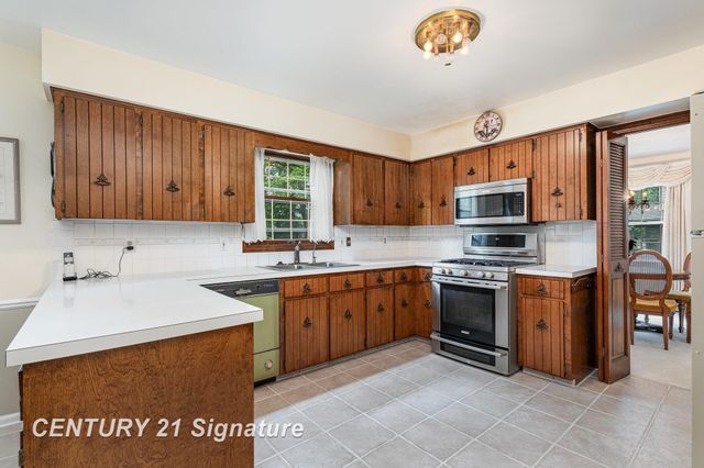 211 Holbrook Lane, Saginaw Twp, MI 48638