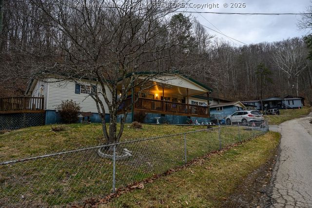 153 Everett Hager Road, Chapmanville, WV 25508