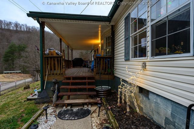 153 Everett Hager Road, Chapmanville, WV 25508