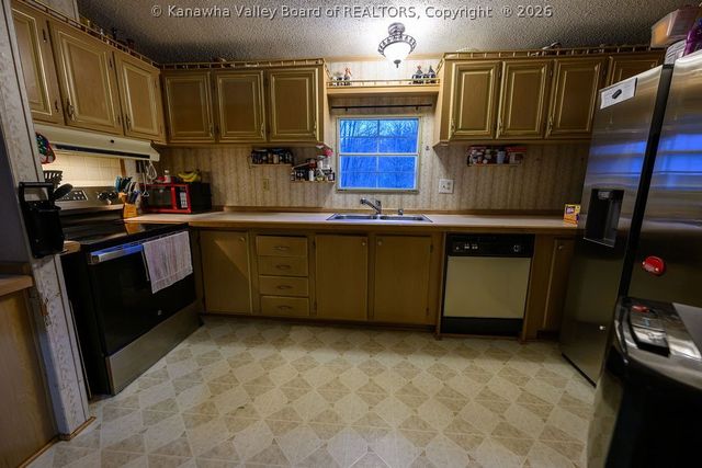 153 Everett Hager Road, Chapmanville, WV 25508