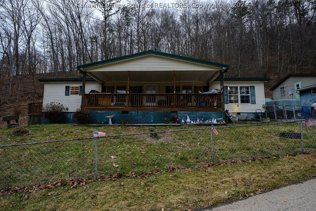 153 Everett Hager Road, Chapmanville, WV 25508