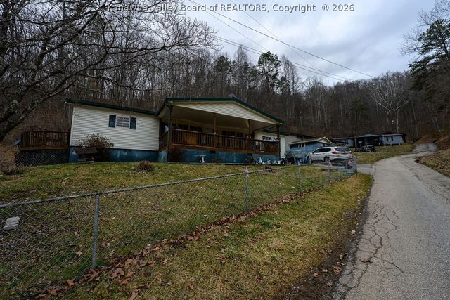 153 Everett Hager Road, Chapmanville, WV 25508