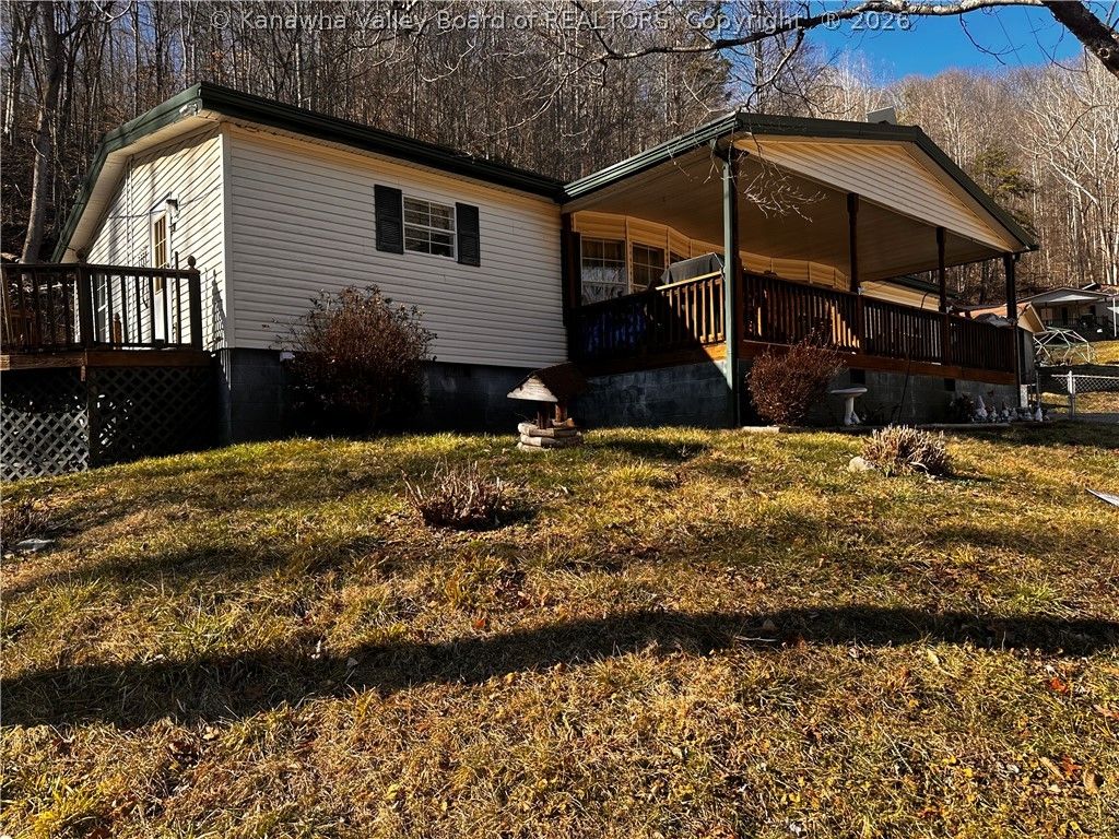 153 Everett Hager Road, Chapmanville, WV 25508
