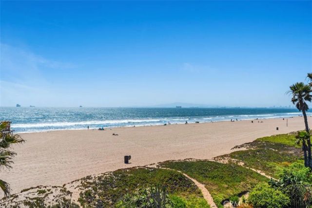 17111 S Pacific Avenue, Sunset Beach, CA 90742