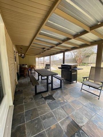 561 Lakeway Drive, Conroe, TX 77316