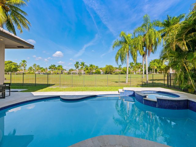 2583 Mayfair Ln, Weston, FL 33327