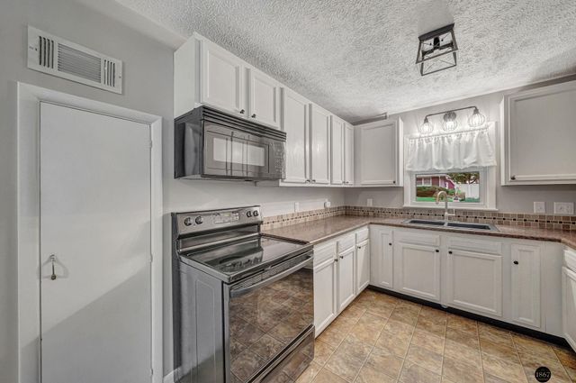 3645 S 17th Street, Lincoln, NE 68502