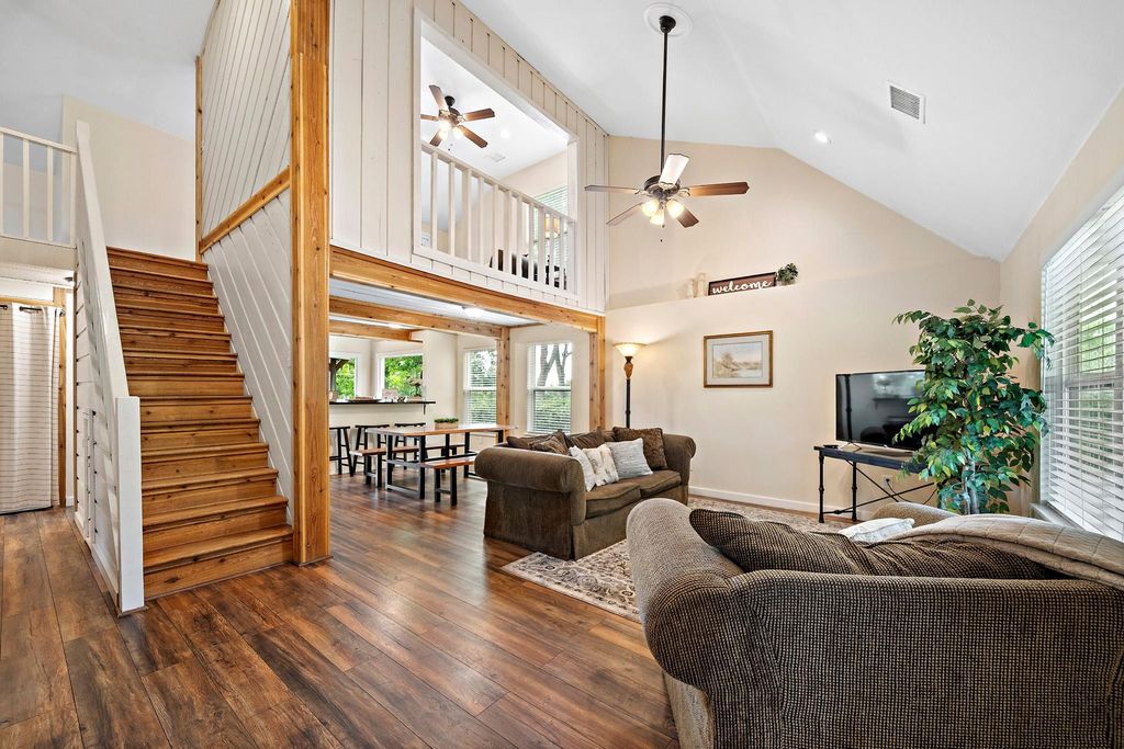 401 Lazy River Lane, Mont Belvieu, TX 77523