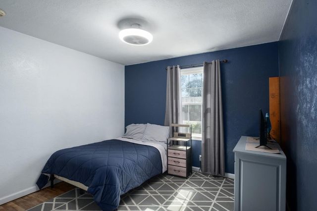 5443 E Saginaw Way, Fresno, CA 93727