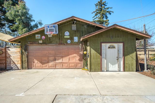 5443 E Saginaw Way, Fresno, CA 93727