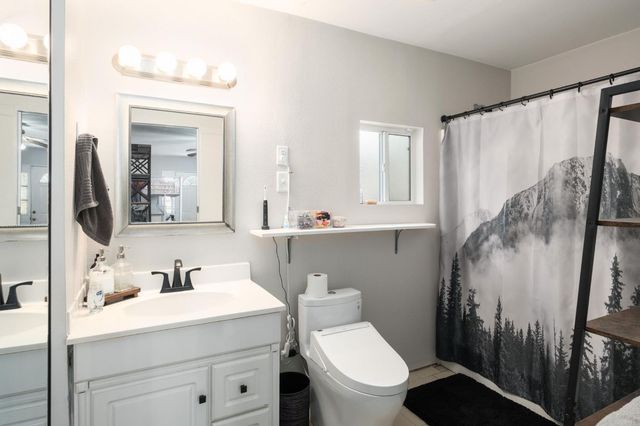 5443 E Saginaw Way, Fresno, CA 93727