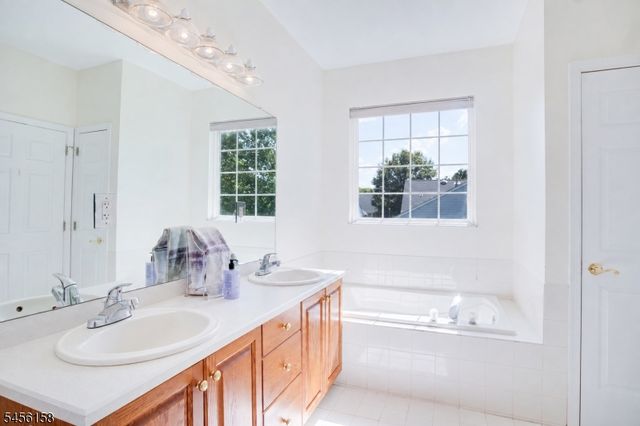 112 Kensington Cir, White Twp., NJ 07823