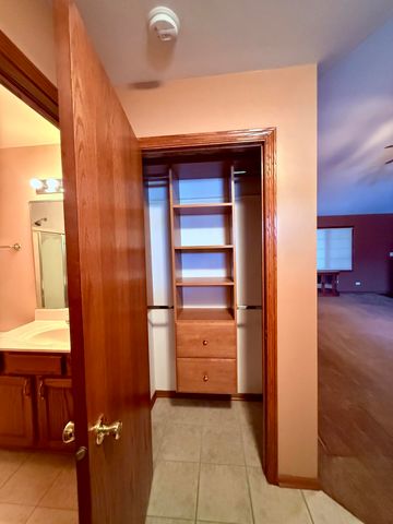 6198 Avocet Circle, Hobart, IN 46342