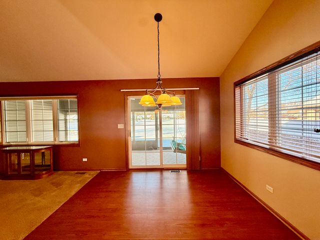 6198 Avocet Circle, Hobart, IN 46342