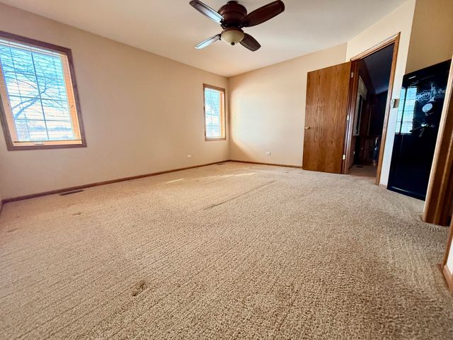 6198 Avocet Circle, Hobart, IN 46342