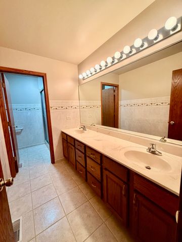 6198 Avocet Circle, Hobart, IN 46342