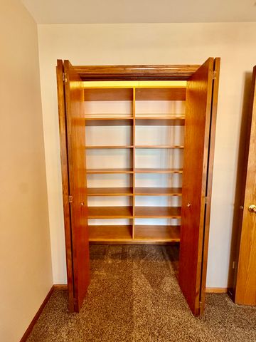 6198 Avocet Circle, Hobart, IN 46342