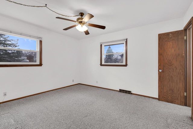 525 Catskill ROAD, Waukesha, WI 53186