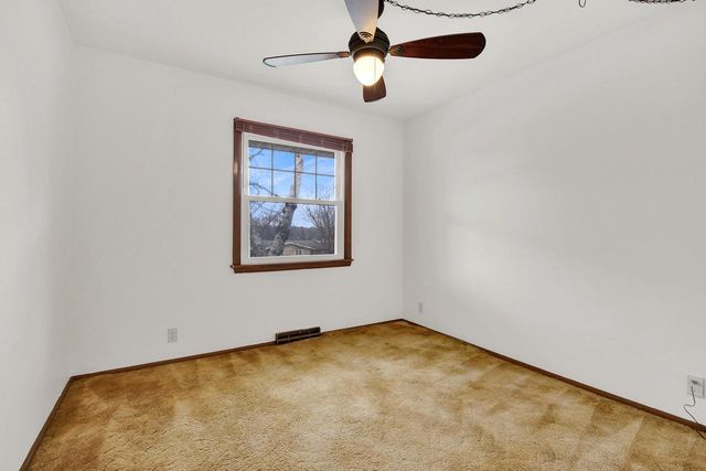 525 Catskill ROAD, Waukesha, WI 53186