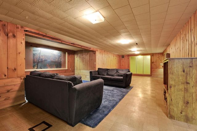 525 Catskill ROAD, Waukesha, WI 53186